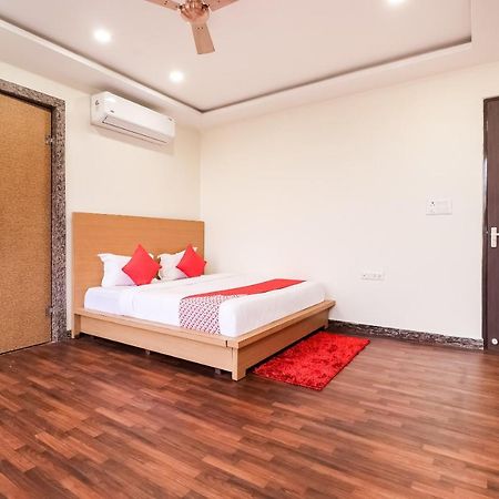 Oyo 61050 S S K Continental Hotell Juhi Bari Exteriör bild