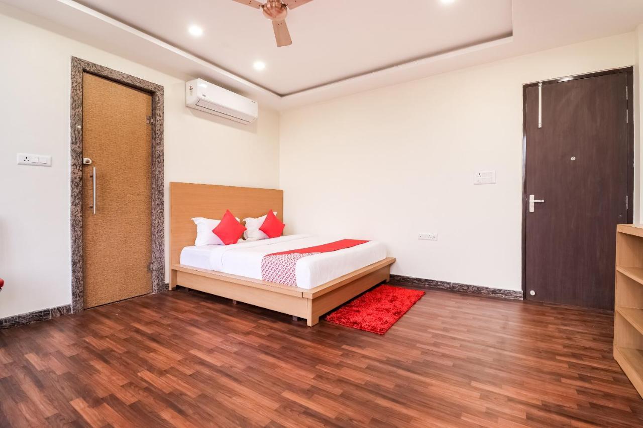 Oyo 61050 S S K Continental Hotell Juhi Bari Exteriör bild