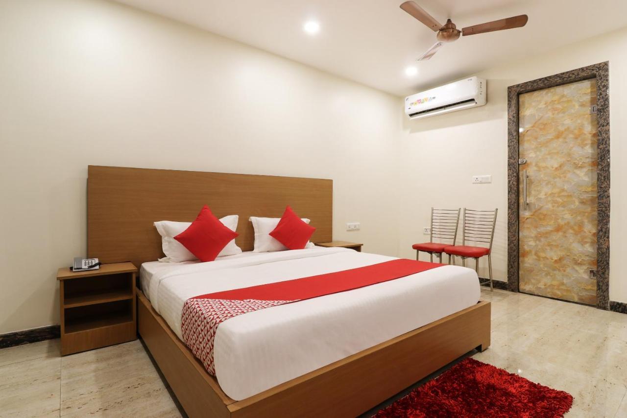 Oyo 61050 S S K Continental Hotell Juhi Bari Exteriör bild