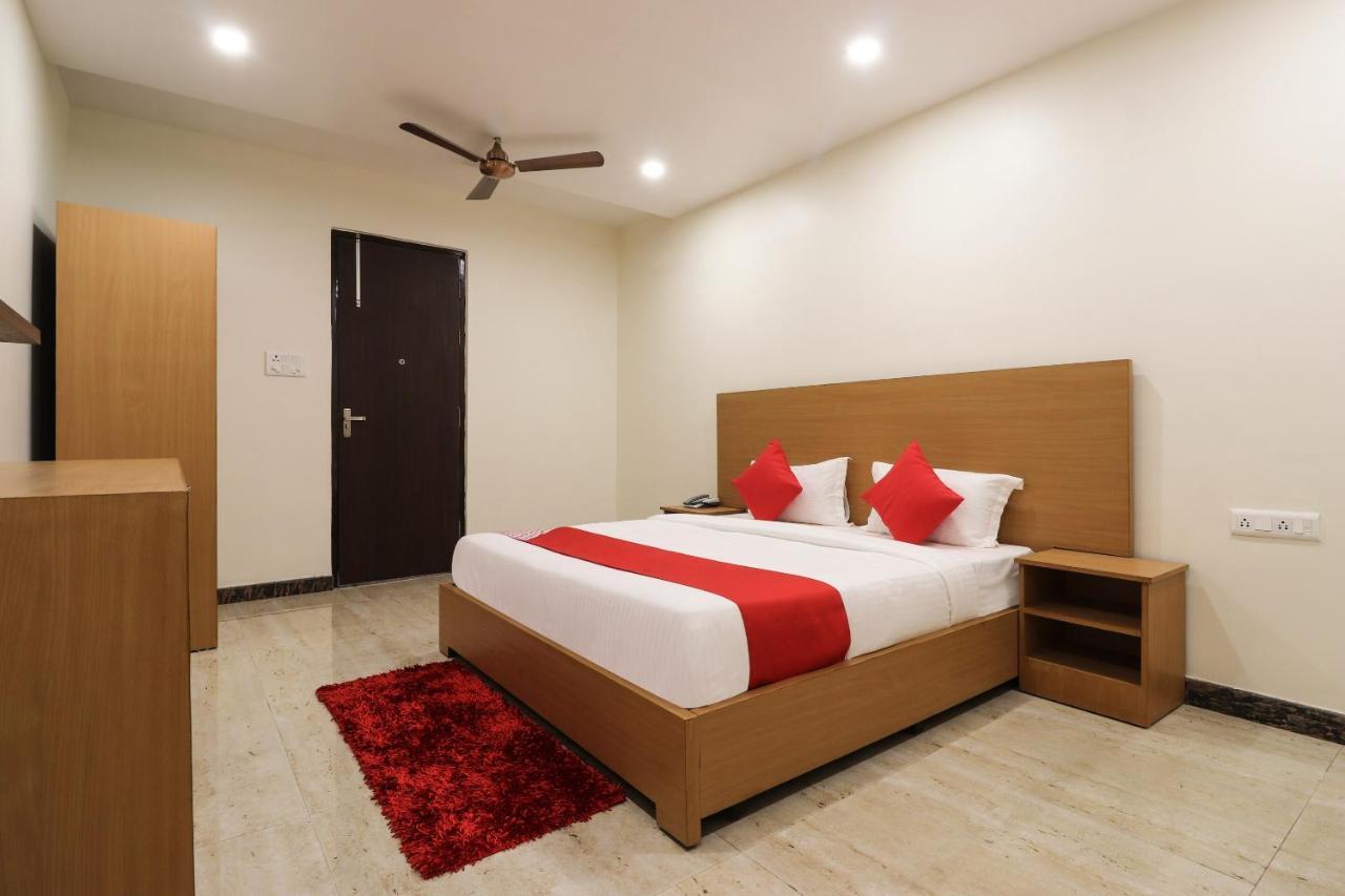 Oyo 61050 S S K Continental Hotell Juhi Bari Exteriör bild