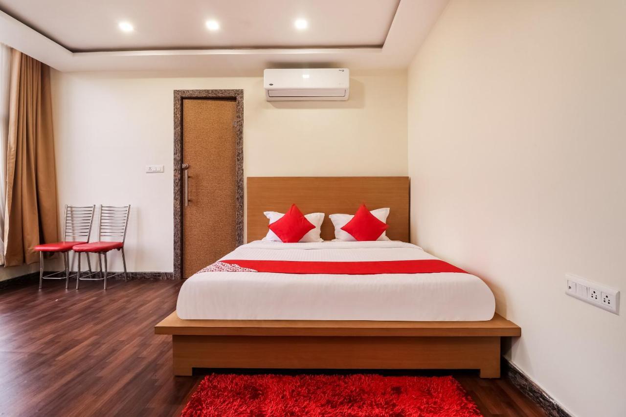 Oyo 61050 S S K Continental Hotell Juhi Bari Exteriör bild