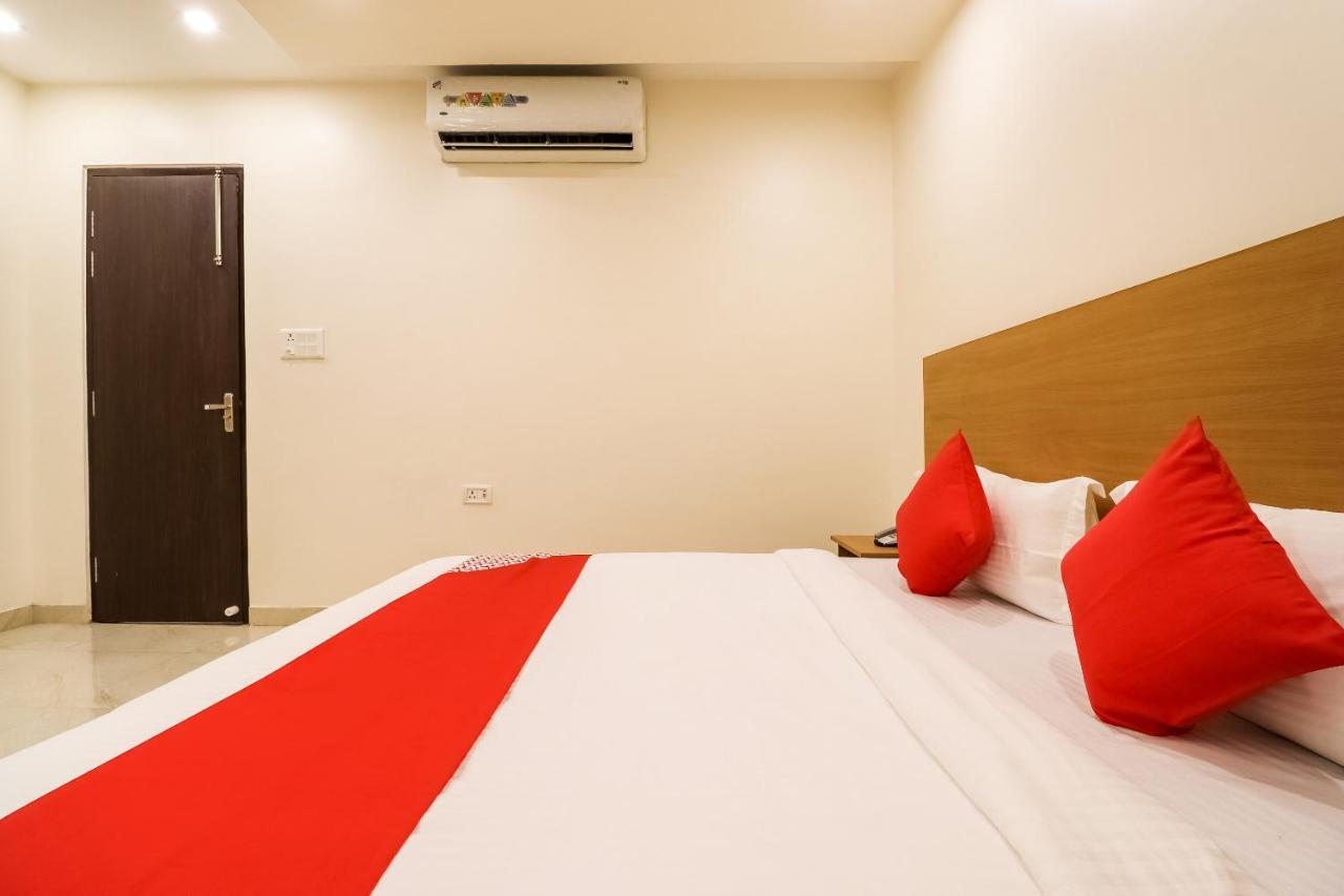 Oyo 61050 S S K Continental Hotell Juhi Bari Exteriör bild