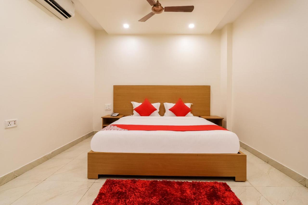 Oyo 61050 S S K Continental Hotell Juhi Bari Exteriör bild