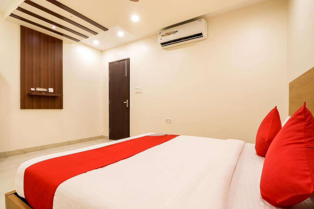 Oyo 61050 S S K Continental Hotell Juhi Bari Exteriör bild
