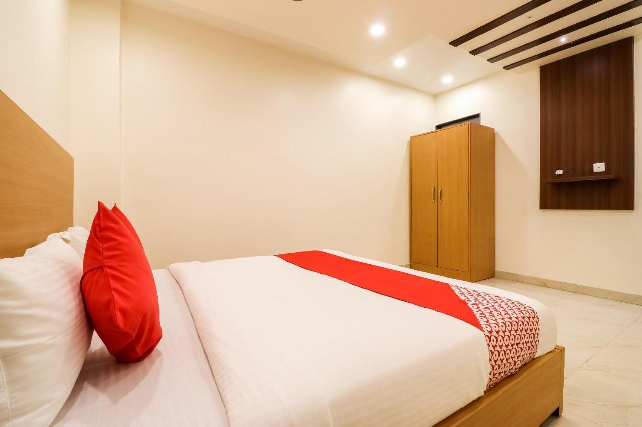 Oyo 61050 S S K Continental Hotell Juhi Bari Exteriör bild