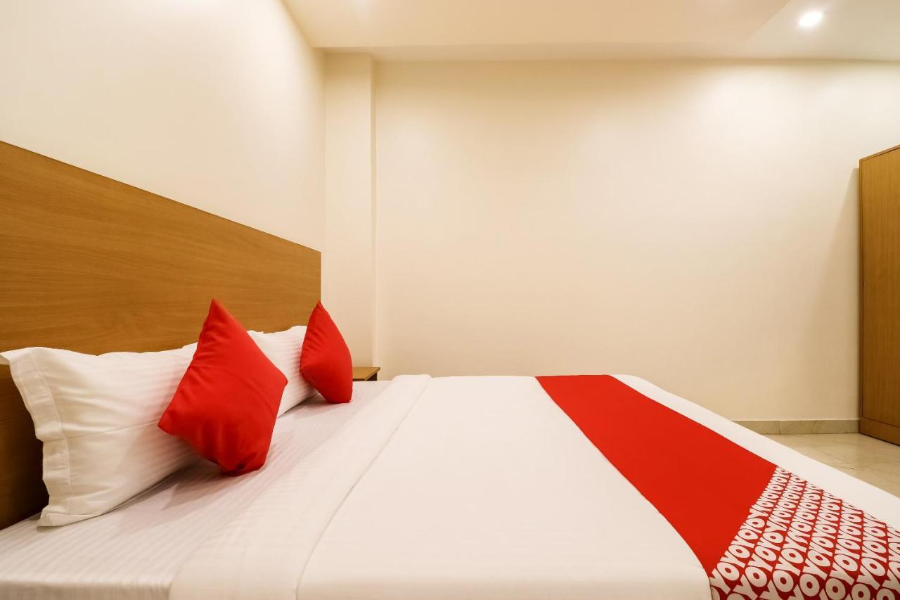 Oyo 61050 S S K Continental Hotell Juhi Bari Exteriör bild