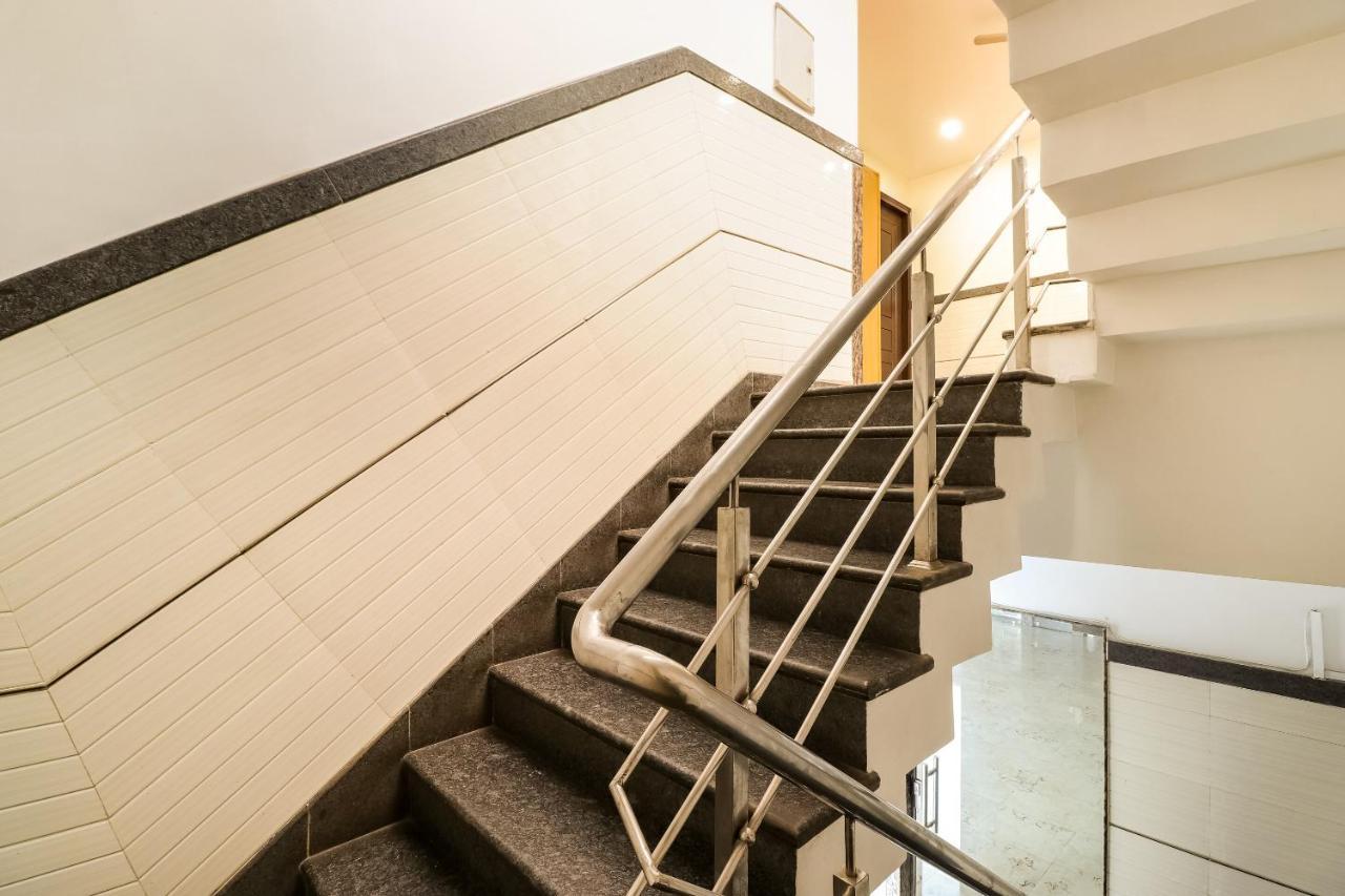 Oyo 61050 S S K Continental Hotell Juhi Bari Exteriör bild