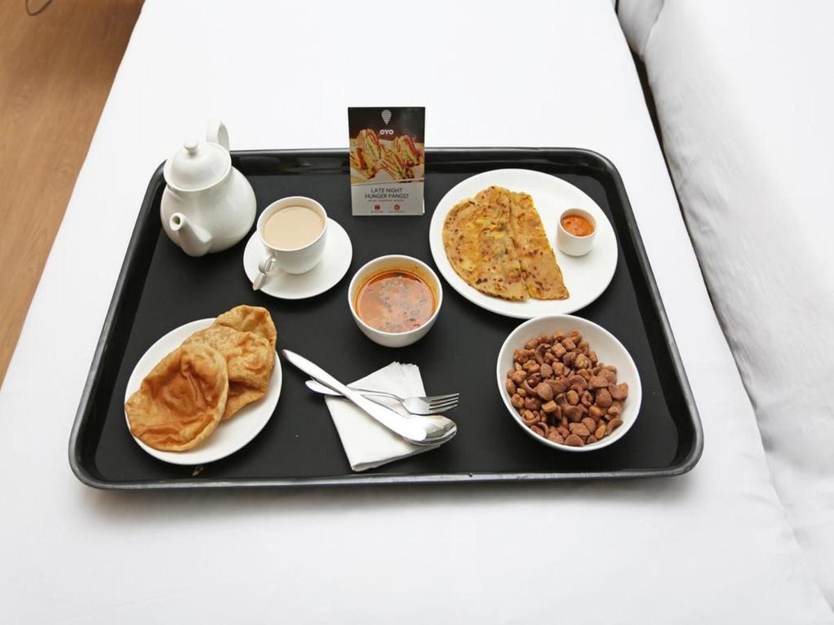 Oyo 61050 S S K Continental Hotell Juhi Bari Exteriör bild